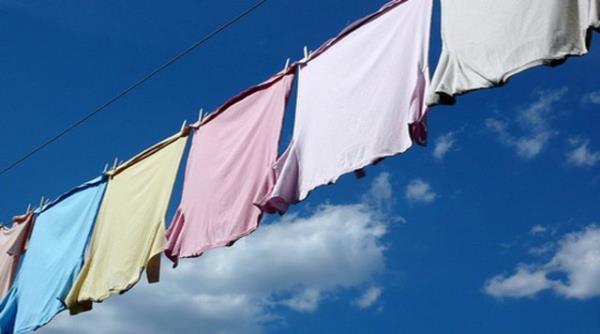 AMAIRLAR: Beyaz bluzunuzu renklilerle ykayp byk bir srprizle mi karlatnz? Damtlm beyaz sirke ve deterjan kartrp kyafetinizi yeniden ykayn