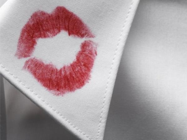 KIRMIZI RUJ: Krmz ruj lekesini, hafife alkole batrdnz bir bez yardmyla silerek karabilirsiniz