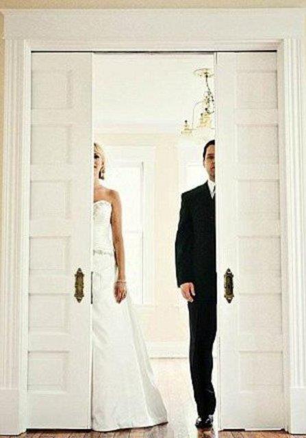 Ac olaydan 2 yl sonra ilk evlerine yeniden tanmaya karar veren baba evi bombo grnce aklna ektirdikleri dn fotoraflarn kzyla yeniden ektirmek fikri geldi ve ortaya birbirinden dokunakl bu kareler kt.