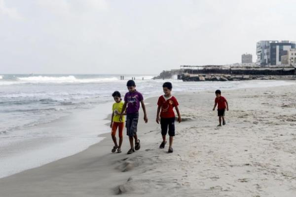 srail ve Hamas arasnda bu sabah balayan atekesle birlikte Gazze halk plajlara gelerek balk tutmaya ve denize girmeye balad. Balk halinde ve plajlarda byk bir hareketlilik yaanmaya balad. Balklar liman iersinde alarn atarak balk tutmaya balad.