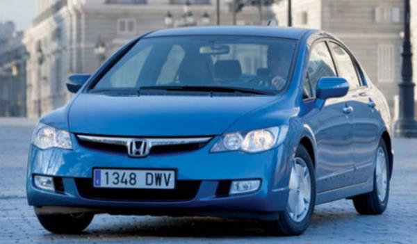 <p><b>11- HONDA CIVIC HYBRID </b></p>  Trkiye'de satlan tek hibrid otomobil olan Civic Hybrid, 1.4 lt'lik motoruyla 4.6 lt/100 km ortalama yakt tketerek dizel otomobiller kadar az yaklabilecei gsteriyor.