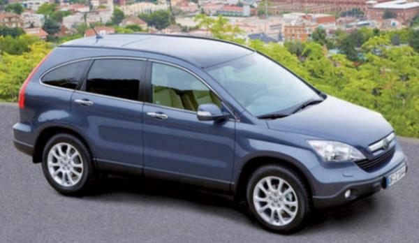 <p><b<31- HONDA CR-V I-CDTI </b></p>  Honda'nn 2.2 lt'lik dizel motorlu CRV modeli ortalama 6.5 lt/100 km tketir.
