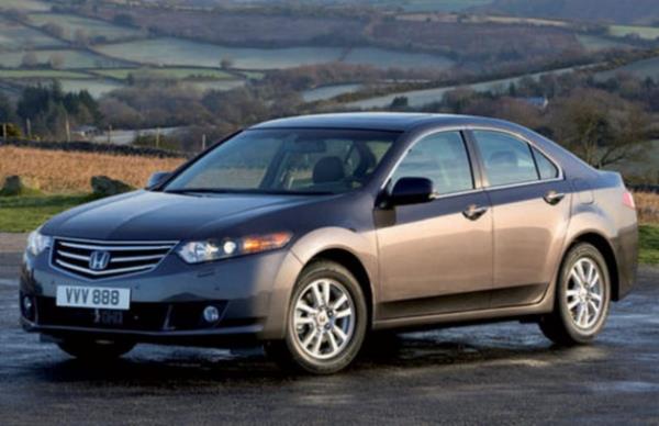 <p><b>23- HONDA ACCORD 2.0 OTOMATK </b></p>  Trkiye'de tek benzinli motor, donanm ve otomatik anzmanla satlan Honda Accord 2.0, ortalama 7.7 lt/100 km tketir.