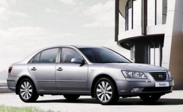 <p><b>25- HYUNDAI SONATA 2.0 CRDI H-MATIC </b></p>  Yenilenen Sonata Trkiye'ye 2.0 lt'lik tek motor seeneiyle satlrken bu ara ortalama 6.8 lt/100 km tketiyor.