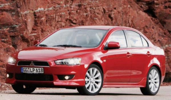 <p><b>10- MITSUBISHI LANCER INFORM 1.5</b></p>   Trkiye'nin en yeni kompakt sedanlarndan Mitsubishi Lancer'n manuel anzmanl modeli ortalama 6.4lt/100 km yakt tketir.