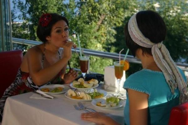 <p><b> Komik Bir Ak Hikayesi </b></p>    "Atila beyninde ortaya kan bir tmr nedeniyle bundan 10 sene nce grme yetisini tamamen yitirmi bir adamdr. Hi evlenmeyen ve aile iinde muzip davranan Atila, znde yalnz olan bir adamdr.