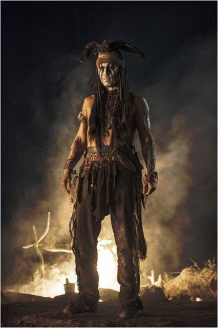 Tonto, John Reid'in bir kanun adamndan, adalet salayan bir efsaneye dnmesini salayan hikayeleri yeniden saymaktadr. Kaak bir trenin iinde birok kahramanlk srprizi ve elenceli srtmeler eliinde ikili birlikte almay renmek zorunda kalacaktr."