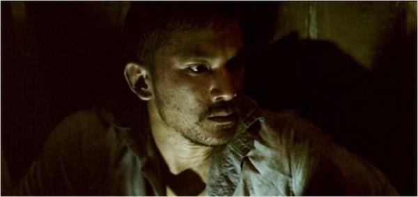 <p><b>Cinnet </b></p>    Kendine geldiinde ailesinin olmadn gren adam, ormanda ailesini aramaya balar."