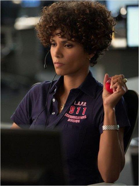 <p><b>Acil Arama</b></p>Berry'nin 911 Acil yardm hattnda santral grevlisi olarak alan bir kadn canlandrd filmin konusu u ekilde: