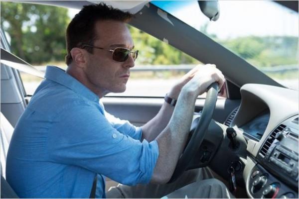 <p><b>Acil Arama</b></p>"Merkezi arayan gen bir kzn sesi, evine zorla giren biri olduunu ve hayatnn tehlikede olduunu syler. Jordan, ekipler evi tespit edip kz kurtarmaya gidene dek telefonda katili oyalamaya karar verir.