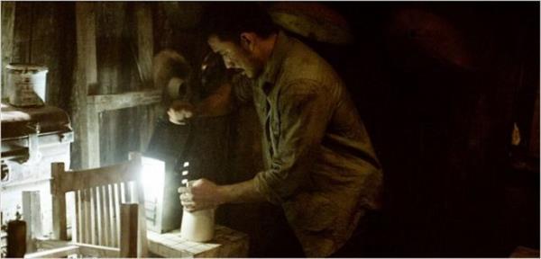 <p><b>Cinnet </b></p>    "lk balarda her eyin normal gittii tatilde, ailenin karsna beklenmedik bir misafir kar ve bu misafirlikle birlikte, adam zamanda bir bolua der.