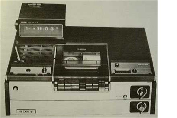 <br><b>1975 - Sony Betamax</b></br>  Sony Betamax'ler VHS rnleri karsnda fazla dayanamamt.