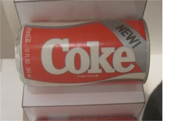 <br><b>1985 - New Coke</b></br>  80'lerin banda Pepsi'nin glgesinde kalmaya balayan Cola yeni bir forml gelitirerek Pepsi'ye yakn bir tat yaratmaya alt. Fakat bu giriim baarszlkla sonuland.