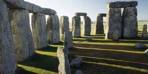 <br><b>Stonehenge, Birleik Krallk, Salisbury</b></br>  Gemite yaplan bu yaplarn srr bir trl zlemiyor. Bilimadamlar bundan binlerce yl nce ina edilen bu yaplarn nasl yapld ve ne amala yapld konusunda bir fikir yrtemiyor...