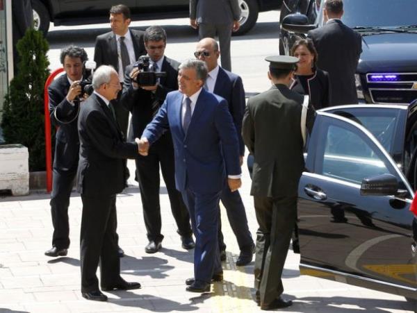 Austos sonunda grev sresi dolacak olan Abdullah Gl, Kemal Kldarolu'na parti genel merkezinde veda ziyaretinde bulundu. Kemal Kldarolu Gl' kapda karlad.