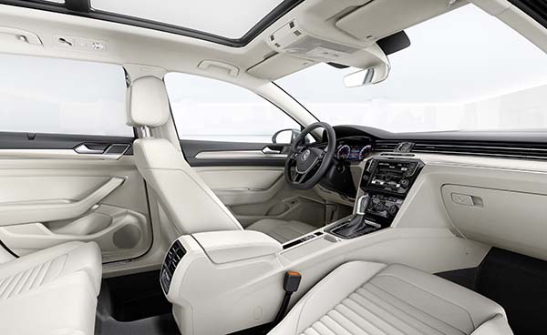 Sadece pil kullanarak 50 km menzile eriebilen bu yeni Passat Hybrid'in toplam gc ise 211 HP olarak akland.