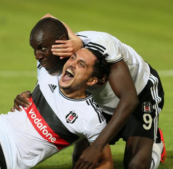 Demba Ba att gollerin sevinci srasnda yatsyi kildi resmen.. ok Baba adamsin Demba Ba :))
