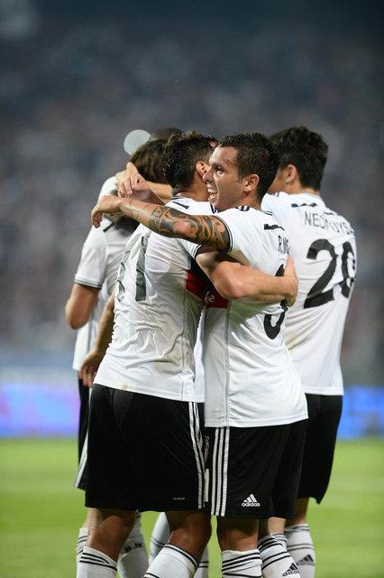 Gerekiyorsa yeni stad stne yapalm, Demba Ba'y 68 yllna kulbe balayalm bu nasl adam ya :)