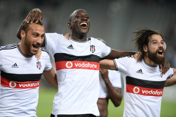 Demba Ba bu sene 25 gol atar diyordum ama sakatlk olmazsa 30'u rahat geecek gibi. Trt kupa malar, Avrupa ligi falan derken durmaz.