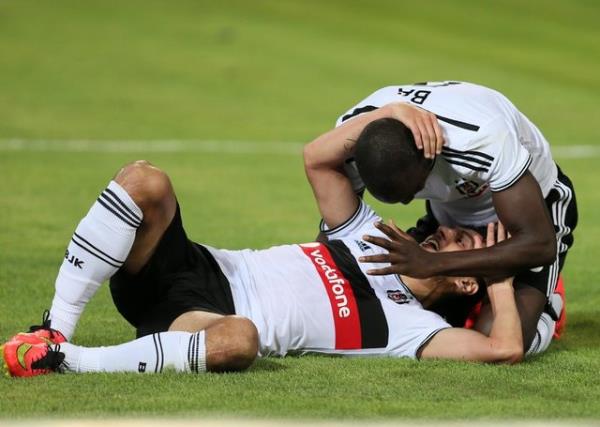 Hattrick yapan forvet candr. lkemize hogeldin Demba Ba.