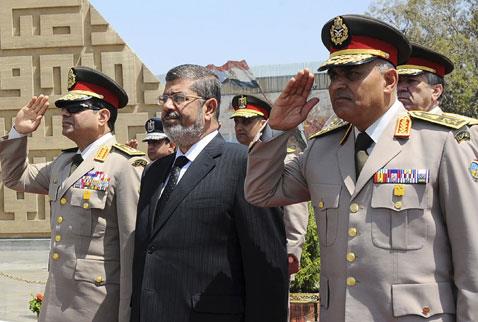 Cumhurbakan Mursi'nin greve geldikten sonra 2011 ylnda atad isim Sisi'nin Mslman Kardeler'e yaknlyla bilinen bir isim olarak biliniyordu.