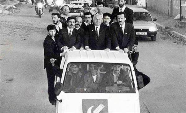 Yl 1992. Ara seimler arifesinde, Refah Partisi Genel Bakan Necmettin Erbakan stanbul'da seim kampanyas almas yapyor. Kck kamyonetin arkasnda aralarnda Tuzla Belediye Bakan Aday dris Gllce, Samandra Belediye Bakan Aday Mehmet Sekmen ve stanbul l Bakan Recep Tayyip Erdoan'n olduu 12 kii var. Bazen bir kamyonet de bir memleket gibi tayabileceinden fazla yk tayabiliyor.