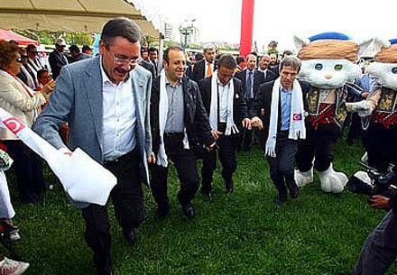 Melih Gkek ve Egemen Ba'tan AB Halay