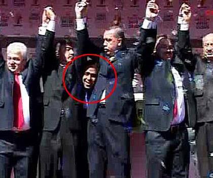 Yl 2009, Babakan Recep Tayyip Erdoan bu sefer Nide Mitingini yapyor. 1 saatlik uzun konumasndan sonra tam adaylarla halk selamlayacakken iftlik lesine bal Bozky Belde Bakan Aday Kemal Beer araya giriyor, kafasn uzatveriyor.