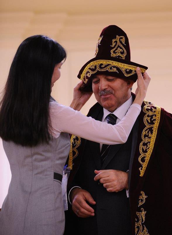 Cumhurbakan Gl, seyahatlerinde ve kabullerinde, kendisine hediye edilen yresel kyafet ve apkalar takarak sk sk poz verdi.