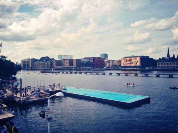 Berlin'de Spree Nehri kenarnda yer alan Arena Badeschiff havuzu