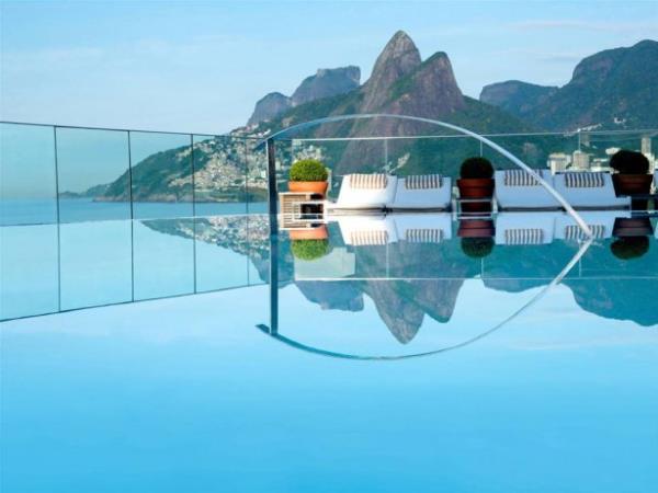 Rio de Janeiro'daki Hotel Fasano'nun havuzu hem Ipanema plajn hem de Sugarloaf dan gryor.