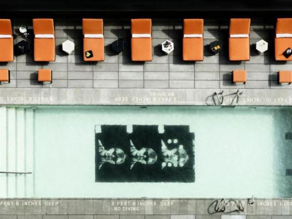 New York City'deki Sixty LES havuzunun dibinde nl pop art sanats Andy Warhol'un bir resmi yer alyor.