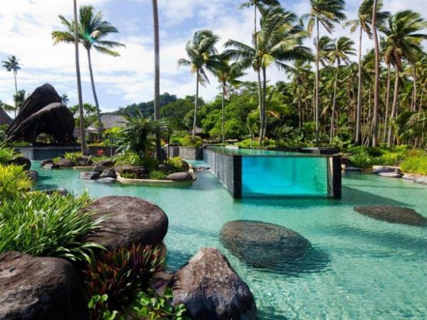 Fiji'deki Laucala Island Resort'un egzotik temal havuzu.
