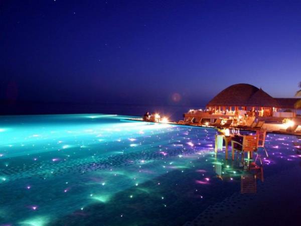 Maldivler'deki Huvafen Fushi tesisinin havuzu.