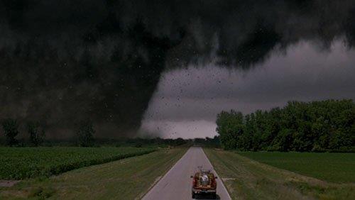 Arata, treylerde ya da karavanda iseniz, derhal oradan kn ve daha dayankl bir yapya gidin.