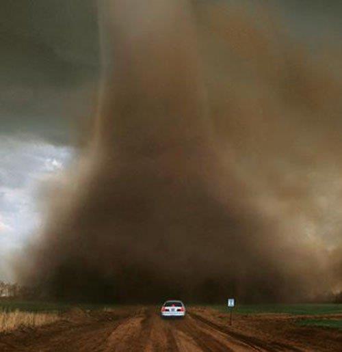 Otomobil veya dier bir ara iinde iseniz hortumdan kamaya almayn. Bu frtnalarn sratli ve dzensiz hareketiyle baa klmaz. Dar bir alandaki ani basn deiikliiyle meydana gelen hortum, girdap  eklindeki ok iddetli rzgarla oluur. Saatte yzlerce kilometre hz yapabilecek kadar gl olan hortumlarn iindeki yatay rzgarlar arabalar, aalar, evleri bile ykabilir. Dikey olan akmlar ise  yklanlar havaya uurur.