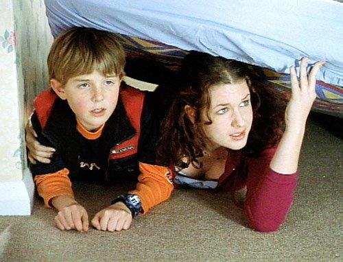 Evde ya da kk bir yapda, bodruma zemin katna ya da frtna hcresine gidin. Eer bodrum yoksa alt kattaki tuvalet, koridor gibi bir i blme gidin. Her iki durumda da (ar bir masa gibi) dayankl bir eyin altna girin ve tehlike geinceye kadar orada kaln.