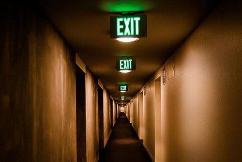 Okulda, herhangi bir salk biriminde, fabrika ya da alveris merkezinde iseniz, nceden belirlenmi snak yerlerine gidin. En alt kattaki i koridorlar genellikle en gvenilir yerlerdir. Pencerelerden ve ak yerlerden uzak  durun. Grevli personel ve yetkililer ile ibirlii yapn.