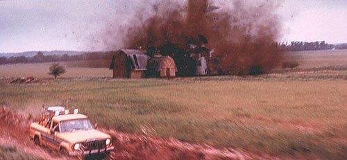 Eer yaknlarda bir snak yoksa en yakn hendee veya bir ark (dar ve derince su kanal) iine ellerinizle banz siper yaparak yzkoyun uzann.