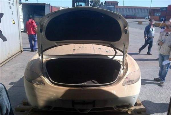 Bir hafta kadar bir sre gnein altnda kurutulmaya alan otomobilin tm elektronik aksan hasar grd iin altrlamad.