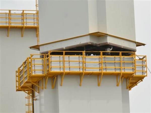 Kule ankraj kaidesi ve ba kirii imalat almalarnn tamamlanmasnn ardndan 8 Temmuz'da kulelerin elik bloklarnn montajna baland. u ana kadar yaplan montaj almalar sonucunda, kuzey ve gney kule ykseklikleri 54 metreye ulat.