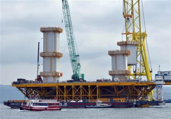 Gemlik'te imal edilen elik bloklar Altnova'daki bir tersaneye getiriliyor. Burada merdivenleri ve gvenlik platformlar taklan bloklar, Hollanda'dan kiralanan yzer vinlere aslyor. 1 saat sren mesafenin ardndan kule temellerinin yanna getirilen bloklar, yaklak 30 dakika sren alma sonucunda birbirine monte ediliyor.