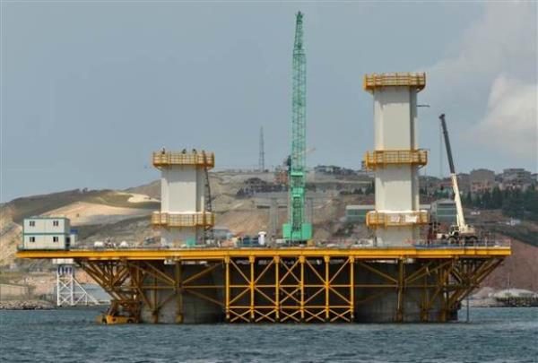 Yaklak 1,5 yl nce Babakan Recep Tayyip Erdoan'n katlmyla temeli atlan kprnn yapm almalar kapsamnda, kuzey ve gney ankraj blgesinde ana gvde betonarme almalar tamamlanrken, datm ayaklarndaki beton imalatlar ise devam ediyor.