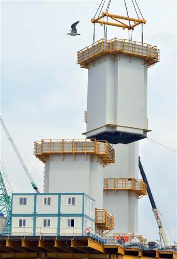Haftada ortalama 10 metre ykselen kulelerin yl sonunda 250 metrenin zerine klarak bitirilmesi planlanyor. Drt kulede toplam 88 elik blok bulunuyor. Yaklak 350 tonluk en ar bloklar yakn zamanda yerletirilirken, en stteki bloklar 170 ton arlnda olacak.