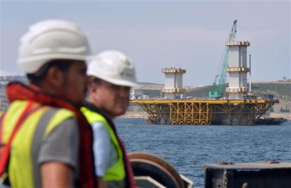 38 bin 404 ton yzdrme arlnda ve 10,7 metre yzdrme derinliindeki kule keson temelleri, yzdrlerek getirildikleri nihai konumlandrma noktalarna 12 saat sren almayla batrlmt. Kuzey kule temeli 15 Mart, gney kule temeli de 26 Mart'ta yerletirilmiti.