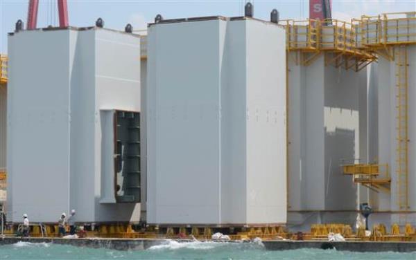 naat almalar bittiinde kprnn zerinden 6 eritli kara yolu ve tek eritli bakm yolu geecek. Dilovas ile Hersek arasna ina edilen asma kpr, yaklak bin 550 metre orta aklyla dnyann drdnc byk asma kprs olacak.