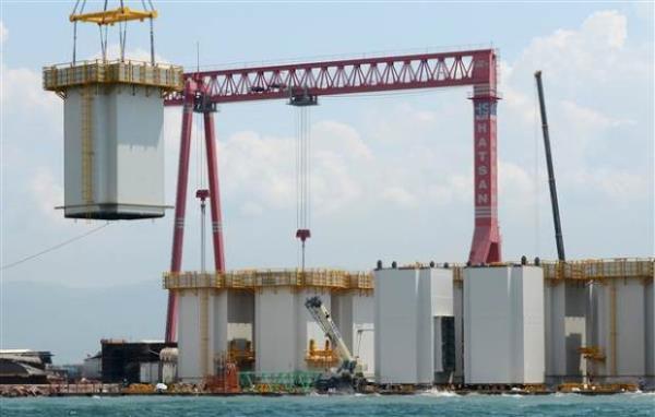 Krfez gei sresini 6,5 dakikaya drecek kpr inaatnda ykseklikleri 54 metreye ulaan kuleler karadan rahatlkla grlebiliyor.