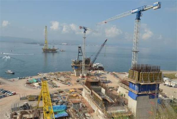 Dnyann en byk orta aklkl 4'nc asma kprs zellii tayan zmit Krfez Geii Asma Kprs'nn inaatnda kuleler hzla ykseliyor. AA ekibi, stanbul ile zmir arasndaki ulam sresini 9 saatten 3,5 saate indirecek Gebze-Orhangazi-zmir Otoyolu Projesi'nin en byk ayan oluturan zmit Krfez Geii Asma Kprsndeki almalar grntledi.