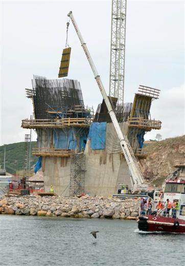 naatnda bin 400 kiinin alt kpr almalar, hava artlarnn uygun olduu zamanlarda 24 saat boyunca devam ediyor.