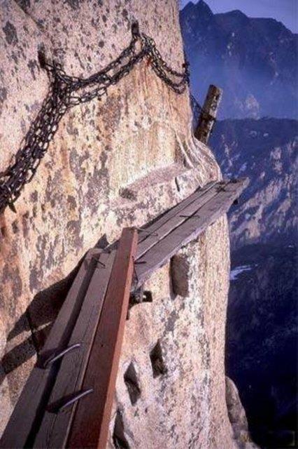 in'de bulunan Huashan Yry Yolu dnyann en tehlikeli doa yry yollarndan birisi olarak kabul edilmekte. Kimi yerlerde neredeyse 90 derecelik bir ayla trmanmak zorunda kalnan bu yolun byk bir ksm da genilii 50 cm'yi gemeyen ve dan yamalarna aklm tahta yollar zerinde yaplmakta. Ykseklik korkusu olanlarn tercih etmemesi gereken bu yol, tm dnyadan maceraperestlerin gzdesi haline gelmi bulunmakta.